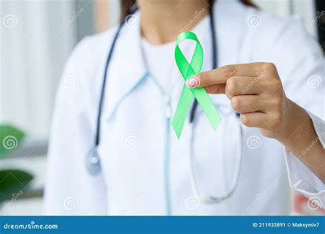 Cinta Verde En La Mano Como Símbolo De Conciencia Del Cáncer De Linfoma