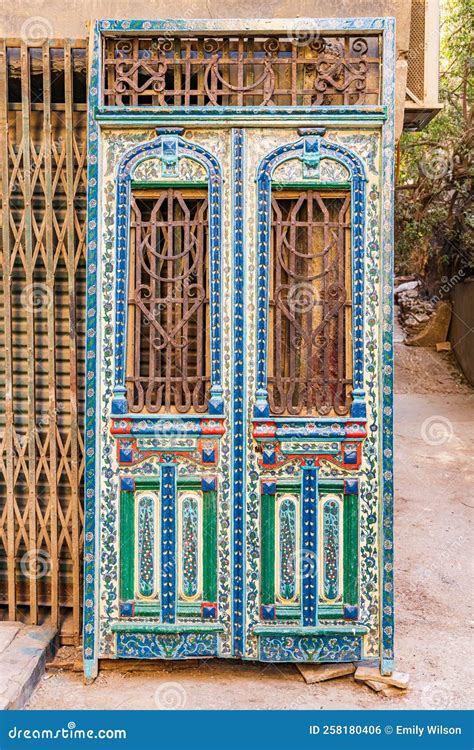 Portas Antigas De Madeira Num Beco No Cairo Foto Editorial Imagem De