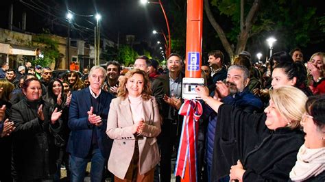 La intendente Fuentes habilitó la nueva iluminación de calle Absalón