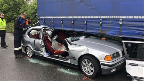 Kronach Bayern Schlimmer Unfall Fahranf Nger Rast Mit Bmw Unter Lkw