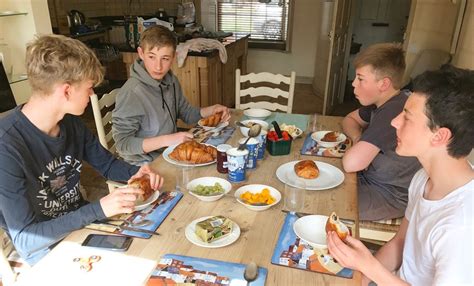 eating   table nuush