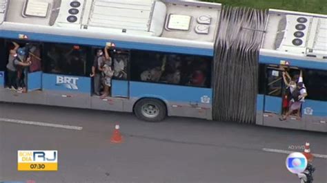 VÍdeo Passageiros Do Brt Viajam Do Lado De Fora Do ônibus Bom Dia