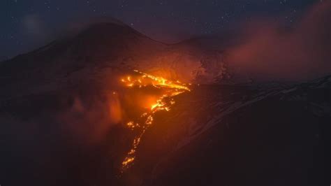 Fenomen Extrem De Rar Vulcanul Etna A Erupt N Plin Iarn Imagini