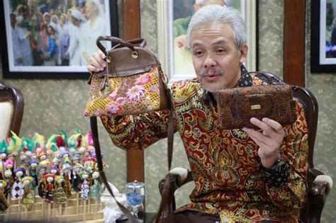 Hari Batik Nasional Ganjar Terus Inovasi Kembangkan Batik Jateng