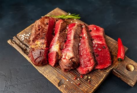 Filete De Ternera A La Parrilla Con Hierbas Y Especias Sobre Un Fondo