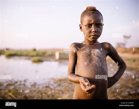 Kinder Angeln Am Ufer Des Turkana Sees Dassanech Stamm Omo Tal In