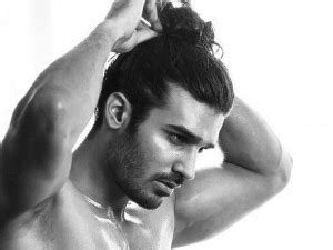 Cabelo masculino penteado para trás como modelar Homem No Espelho