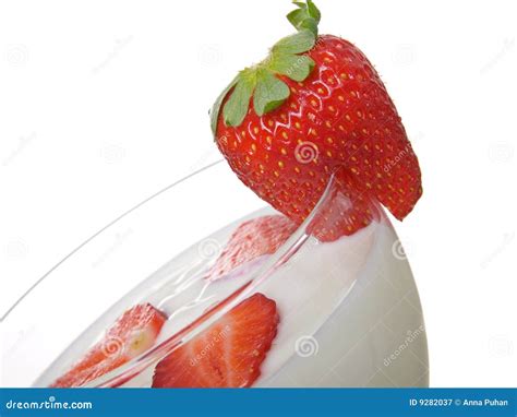 Glas Yoghurt Met Verse Aardbeien Stock Afbeelding Image Of Verfraaid