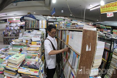 Foto Tergerus Digitalisasi Penjual Buku Blok M Sepi Pembeli