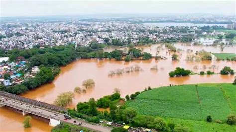 Kolhapur Flood कोल्हापुरकरांना धाकधुकीत दिलासा राधानगरीचे चार दरवाजे