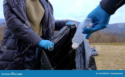 Problemas Ambientales Un Grupo De Voluntarios Elimina Basura En El