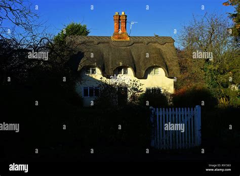 Pretty thatched cottage at Old Warden, Bedfordshire Stock Photo - Alamy