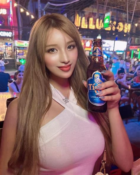 投稿者 Iamrisa1002 プーケットのパトンビーチにあるバーで女子会した 東南アジアのビールって美味しいよね 1杯でほろ酔い 人が多くて盛り上がってたよ 沢山お店があって観て回るの