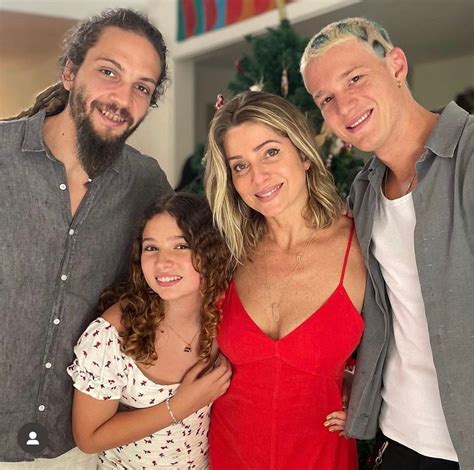 Leticia Spiller Se Re Ne Marido E Filhos Em Almo O De P Scoa Luz