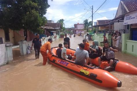 Warga Bandar Lampung Berlebaran Dikepung Banjir