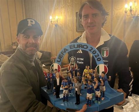 Ferrigno Consegna A Mancini Le Statuette In Ricordo Della Vittoria