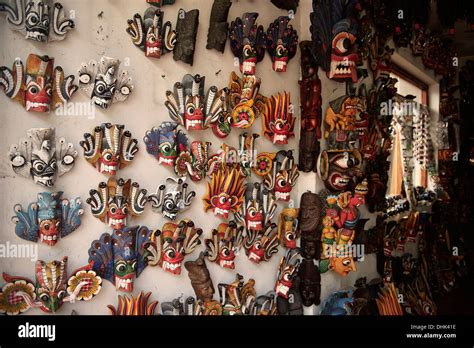 Máscaras tradicionales en la tienda de arte artesanía playa Mirissa