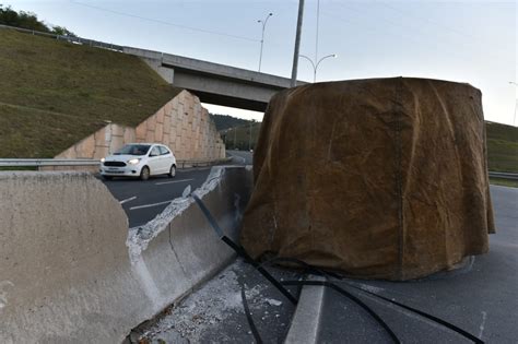 A Gazeta Acidente Em Viana Bobina De A O Se Desprende De Carreta E