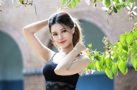 Taiwanese Model 莊舒潔 Hot White Short Pants and Black Crop Top