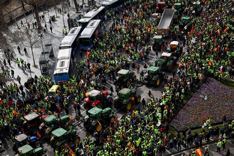 Agricultores Em Protesto Centenas De Tratores Bloqueiam Estradas Em