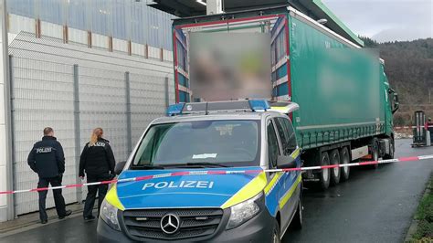 Tödlicher Unfall in Herborn Fußgänger stirbt bei Zusammenstoß mit Lkw