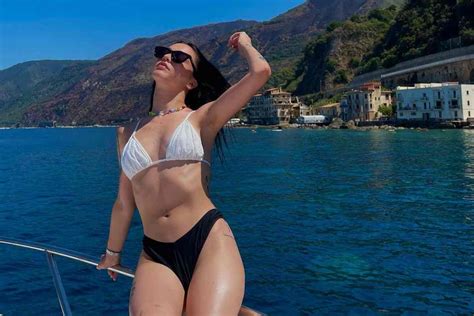 Rosa Ricci Devastante Mostra Tutti I Suoi Lati In Bikini Il