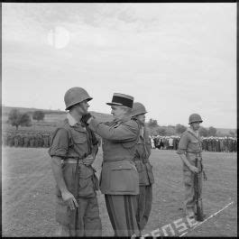 ImagesDéfense Le lieutenant colonel Canibon remet la fourragère aux