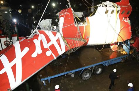 Hallaron Una De Las Dos Cajas Negras Del Avión Siniestrado De Airasia