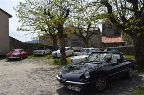 Des Voitures Anciennes Ont Fait Une Halte Le Monastier Sur Gazeille