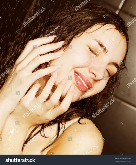 Young Girl Taking Shower Foto Stok 185346590 Shutterstock