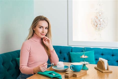 Portrait Dune Belle Jeune Femme Assise Dans Le Café En Regardant La