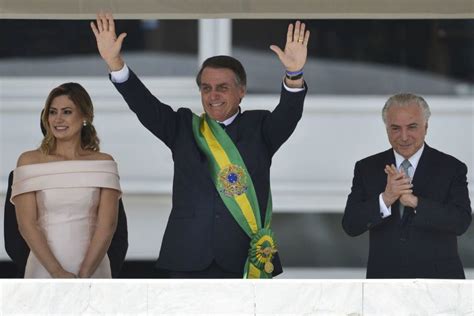 Vestido usado por Michelle Bolsonaro na posse vai a leilão