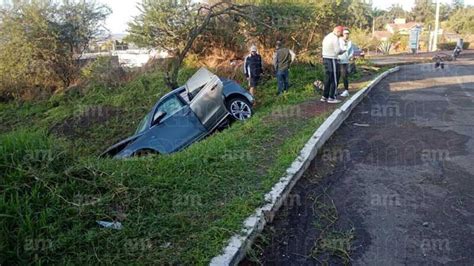 Conductora Muere Al Chocar Contra Poste Y Caer A Canal En Villas De