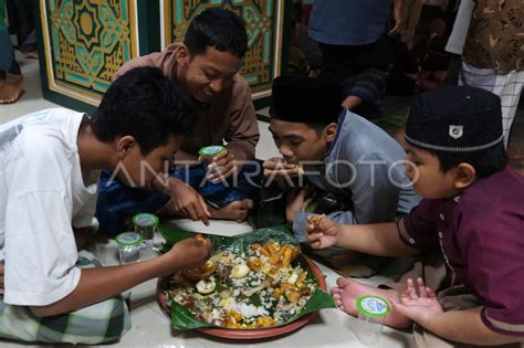 Tradisi Megibung Saat Ramadhan Di Bali ANTARA Foto