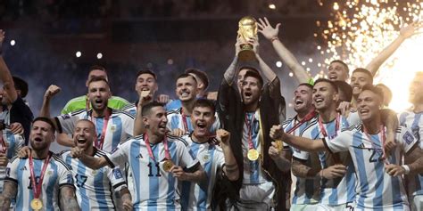 Argentina levanta la copa del mundo así fue la premiación a Messi