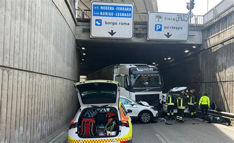 Verona Tir Contromano Nel Sottopasso Si Schianta Contro Due Auto