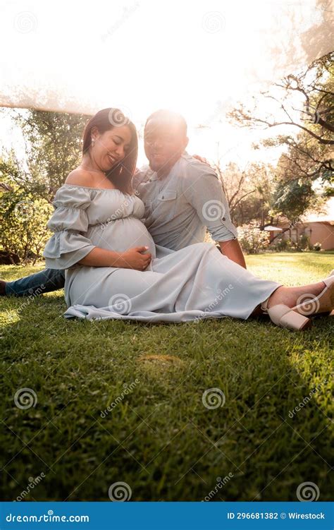 Mulher Latina Grávida E Casal Africano Sentado Num Campo Verde luxuoso Num Brilhante Parque