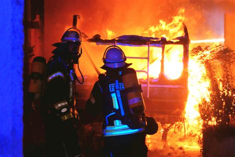 Wohnwagen Steht Lichterloh In Flammen Feuer Droht Auf Haus Berzugreifen