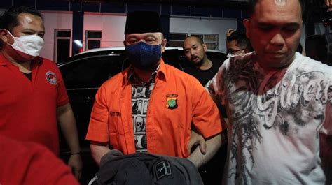 Penampakan Irjen Teddy Minahasa Pakai Peci Dan Baju Tahanan