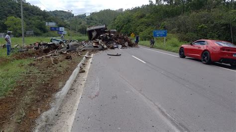 Caminh O Tomba E Causa Congestionamento Na Br