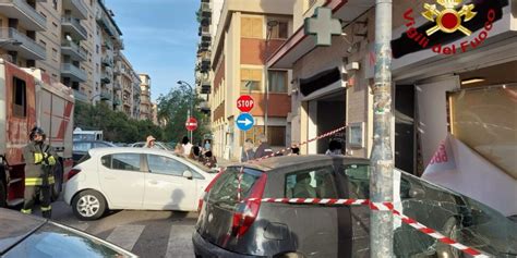 Attimi Di Paura A Palermo Auto Sbanda E Sfonda La Vetrina Di Una