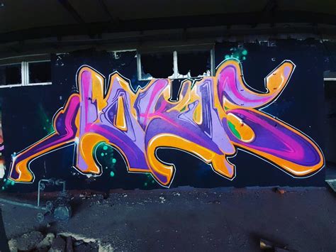 Dusty sprays with the homies : Graffiti