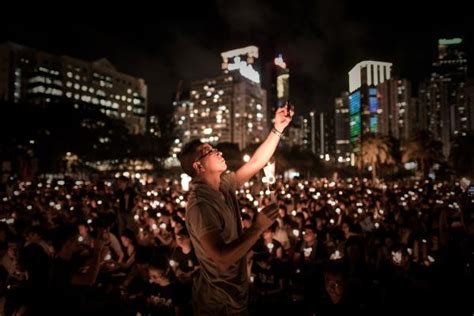 Vingt Cinq Ans Apr S Tiananmen La Place Boucl E Des Milliers De