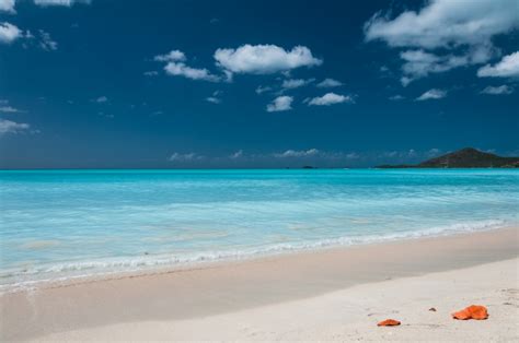 Best Time to Visit Antigua and Barbuda (Climate Chart and Table)