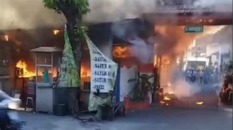 BREAKING NEWS Detik Detik Warung Makan Di Surabaya Terbakar Api