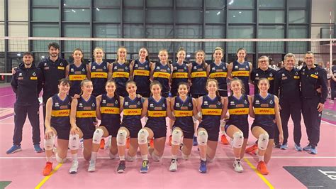 Pallavolo U17 Femminile 18 Ragazze In Collegiale Con DAniello Per Il