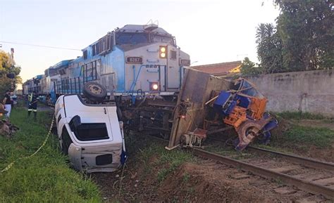 Caminhão é atingido por trem em cruzamento de linha férrea em Itirapina