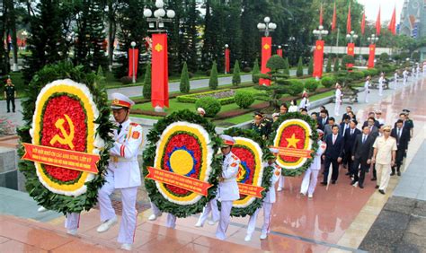 Đoàn đại Biểu Lãnh đạo Thành Phố Dâng Hương Tưởng Niệm Các Anh Hùng