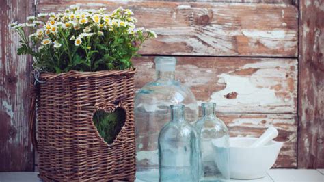 Woman Finds Easy Trick For Refurbishing Faded Outdoor Wicker Dengarden