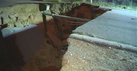 Chatsworth Sinkhole Swallows Vehicles People Escape Cbs Los Angeles